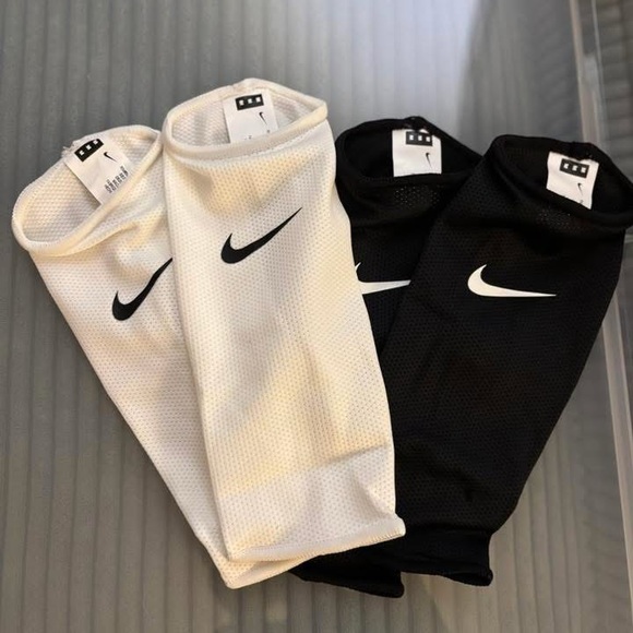 Nike Black and White Sports Arm Sleeves - Picture 1 of 2